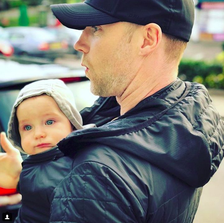<p>Hmm, kayaknya Cooper hangat banget nih digendong kayak gini sama ayahnya. (Foto: Instagram/ @stormykeating)  </p>