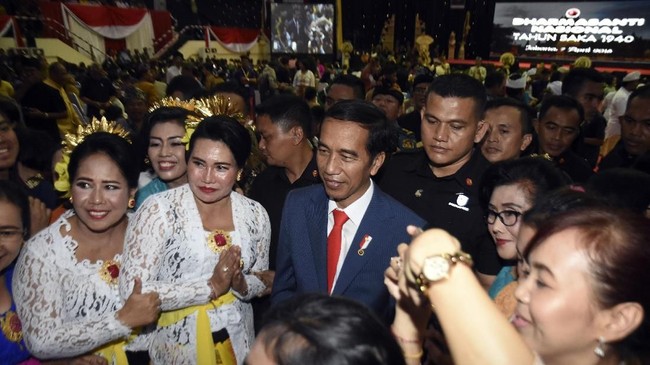 Meski mengaku tampil ganteng dengan setelan jas, Presiden Jokowi meminta maaf karena salah kostum saat menghadiri sebuah acara di Bogor.