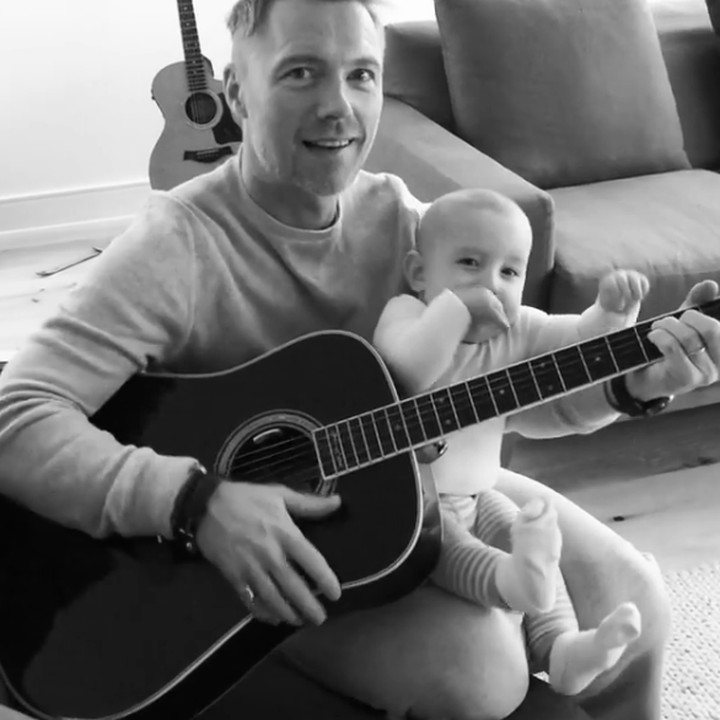<p>Ceritanya Ayah Ronan lagi ngajarin putranya yang tahun ini genap berumur 1 tahun main gitar. (Foto: Instagram/ @stormykeating)  </p>