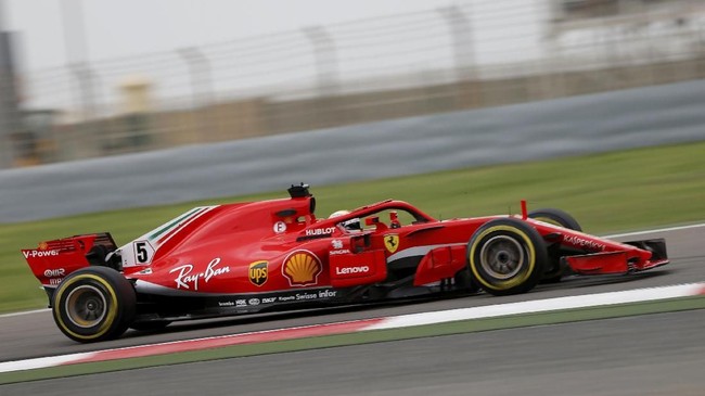 Pebalap Ferrari Sebastian Vettel sukses meraih pole position GP Jerman 2018 sementara juara bertahan Lewis Hamilton mogok di babak pertama sesi kualifikasi.