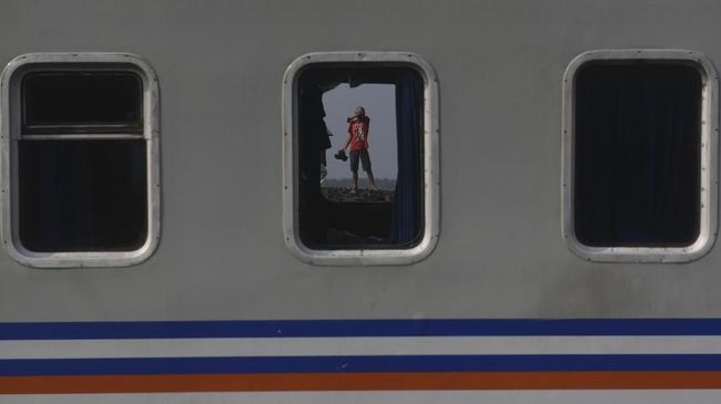 Pelaku Teror Bom Kereta Cilegon Ditangkap Setelah 11 Jam Kapolres Cilegon menyatakan terduga pelaku teror ancaman bom di kereta Rangkasbitung-Merak berhasil diamankan di rumahnya saat hendak santap sahur.