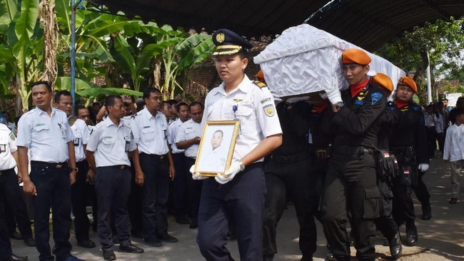 Jenazah masinis yang menjadi korban tewas dalam kecelakaan KA Sancaka dengan truk dimakamkan di Madiun, Jawa Timur. 