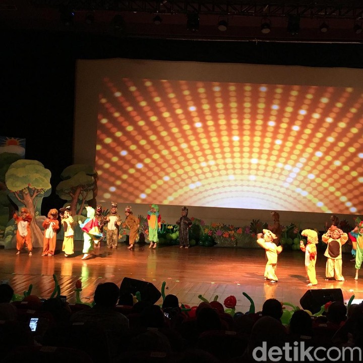 <p>Di hutan mereka bertemu dengan binatang kayak macan, rusa, dan burung.</p>