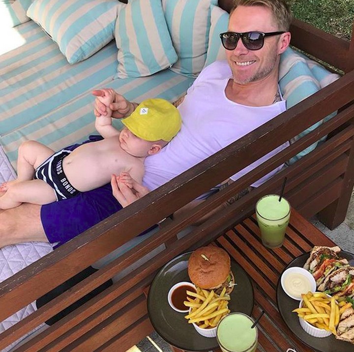 <p>Wah, kayaknya Cooper menikmati banget nih waktunya santai bareng sang ayah. Cooper adalah anak Ronan Keating dari pernikahannya dengan Storm Keating. (Foto: Instagram/ @rokeating)  </p>