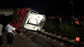 VIDEO: Tabrakan KA dengan Truk di Ngawi, Masinis Tewas