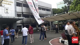 Karyawan Polda Metro Pecahkan Kaca Bantu Padamkan Api