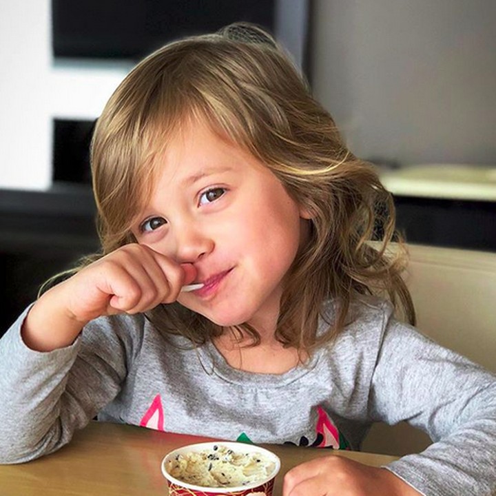 <p>Aih, manis banget deh senyummu gadis cilik. Semanis es krim yang kamu makan... He-he-he. (Foto: Instagram/@bridget0801)</p>