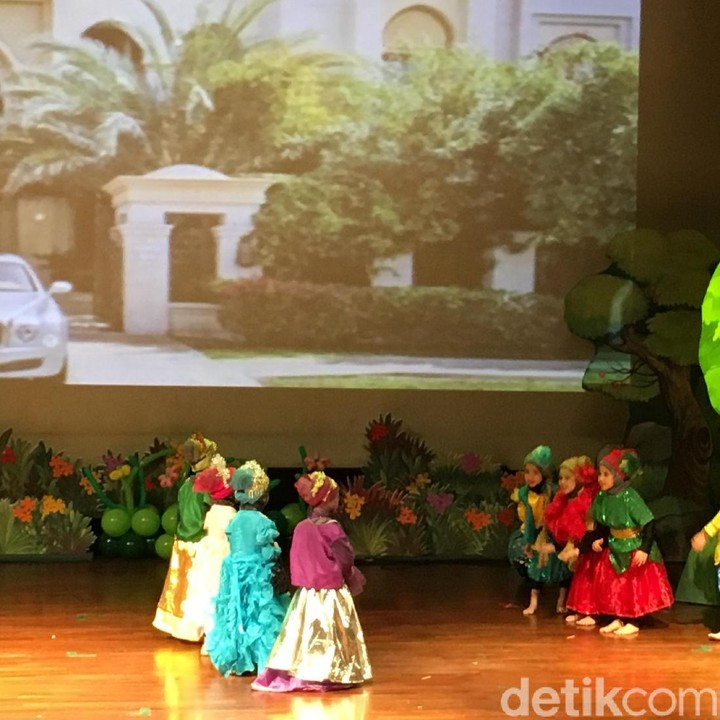 <p>Ibu mereka adalah sosialita yang 'sibuk' nih, Bun. Lima anak tersebut kesepian dan akhirnya memutuskan untuk pergi bertualang. Sebenarnya sang bunda sudah berpesan supaya mereka nggak pergi jauh-jauh.</p>