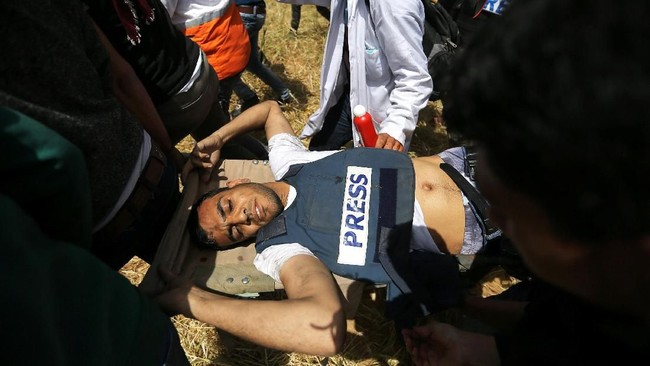 Dua warga Palestina, termasuk seorang wartawan tewas setelah ditembak tentara Israel dalam bentrokan di perbatasan.