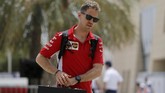 FOTO: Hamilton Dihukum Jelang Formula 1 GP Bahrain Lewis Hamilton dihukum turun start lima tingkat jelang balapan Formula 1 pada grand prix di Sirkuit Internasional Bahrain, Minggu (8/4).