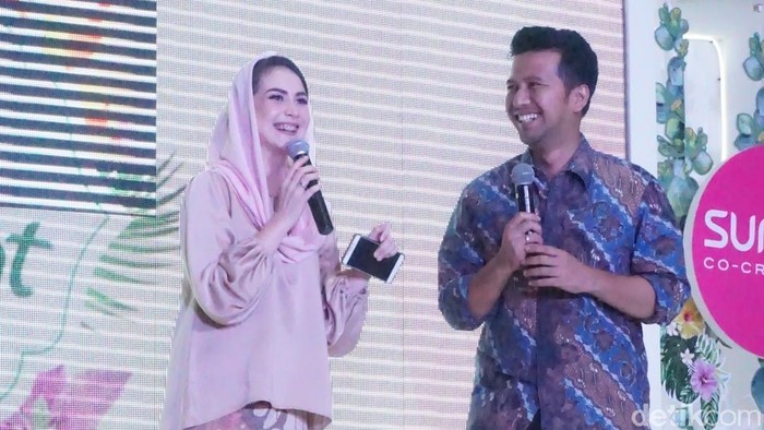 Emil Dardak dan Arumi Bachsin di audisi Sunsilk Hijab Hunt 2018 Surabaya