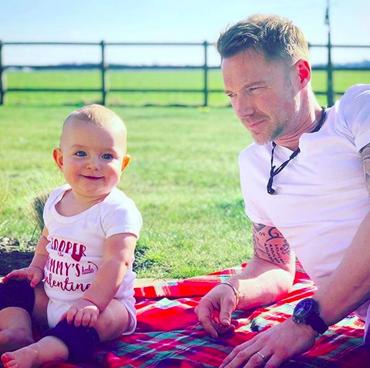 <p>Begini piknik ala Ayah Ronan dan Cooper. (Foto: Instagram/ @stormykeating)  </p>