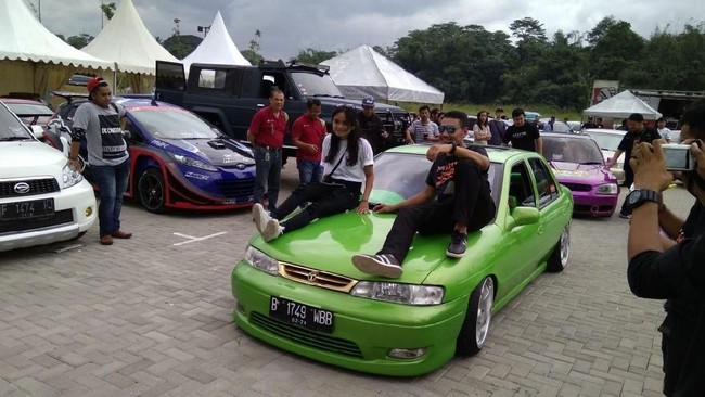 Perayaan itu dilakukan dengan pelbagai cara unik, macam menggelar permainan hingga menjelajah hingga ke suatu tempat bersama.