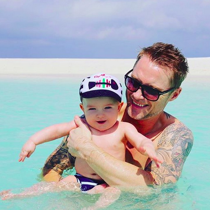 <p>Segar banget nih lihat Ayah Ronan dan Cooper berenang. (Foto: Instagram/ @stormykeating)  </p>