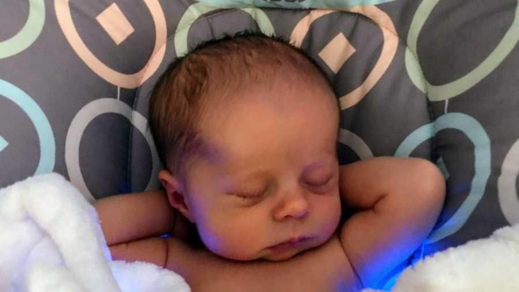 Bayi ini pasang pose sama ketika dia masih di dalam kandungan. Gemas banget!