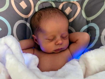 Lucu Deh, Bayi Ini 'Pasang' Pose Sama Ketika Masih di Kandungan