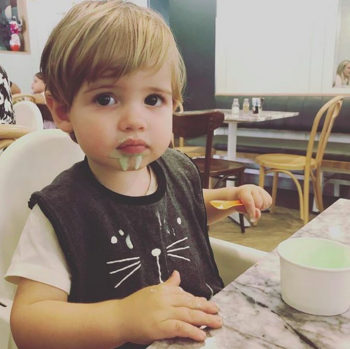 <p>Hi-hi-hi, sampai cemong gitu, Nak, makan es krimnya. (Foto: Instagram/@mtmartini)</p>