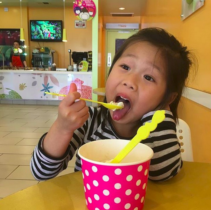 <p>Makan es krimnya semangat banget sih, Nak. (Foto: Instagram/@hwailsong)</p>