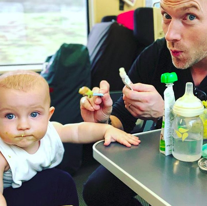 <p>Siapa bilang ayah nggak lihai nyuapin anaknya? (Foto: Instagram/ @stormykeating)  </p>