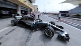 FOTO: Hamilton Dihukum Jelang Formula 1 GP Bahrain Lewis Hamilton dihukum turun start lima tingkat jelang balapan Formula 1 pada grand prix di Sirkuit Internasional Bahrain, Minggu (8/4).