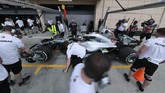 FOTO: Hamilton Dihukum Jelang Formula 1 GP Bahrain Lewis Hamilton dihukum turun start lima tingkat jelang balapan Formula 1 pada grand prix di Sirkuit Internasional Bahrain, Minggu (8/4).