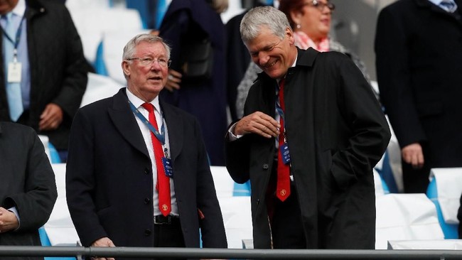 Mantan pelatih Manchester United, Sir Alex Ferguson, masih butuh perawatan intensif usai operasi karena pendarahan di otak pada Sabtu (5/6).