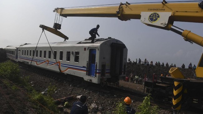 FOTO: Tabrakan Kereta Api Sancaka dengan Truk