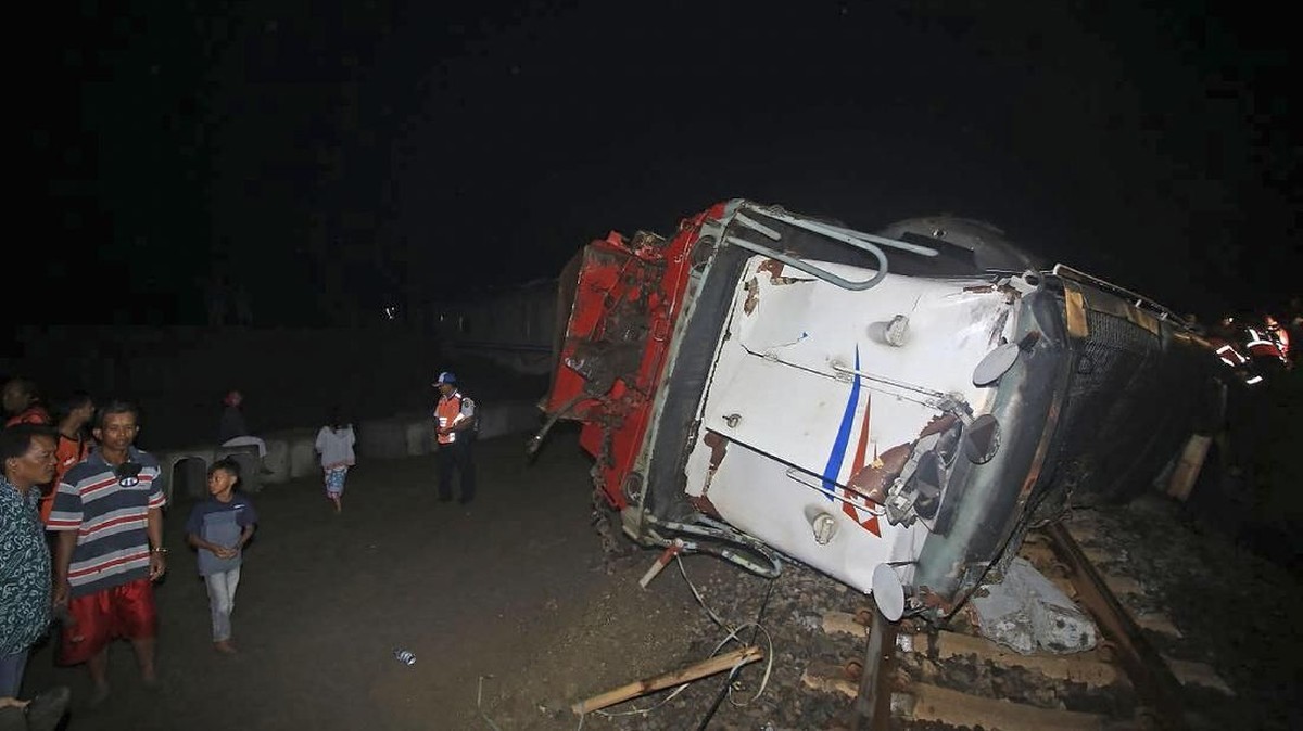 FOTO: Tabrakan Kereta Api Sancaka dengan Truk
