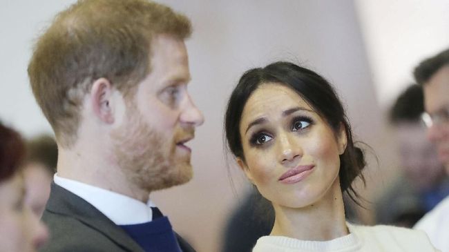 Meghan Markle tampil memukau dengan gaun biru dalam gelaran gala konser, Kamis (6/9).