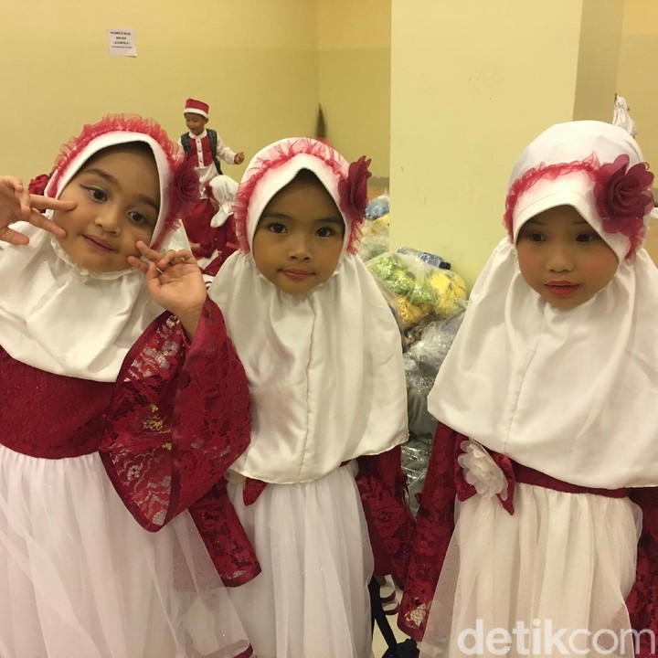 <p>Kalau yang ini kostum ibu-ibu pengajian.</p>