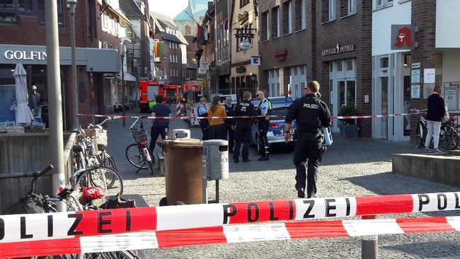 Setidaknya empat orang tewas, dan 30 terluka dalam aksi teror yang menabrakkan van ke restoran penuh pengunjung di Muenster, Jerman, 7 April 2018.