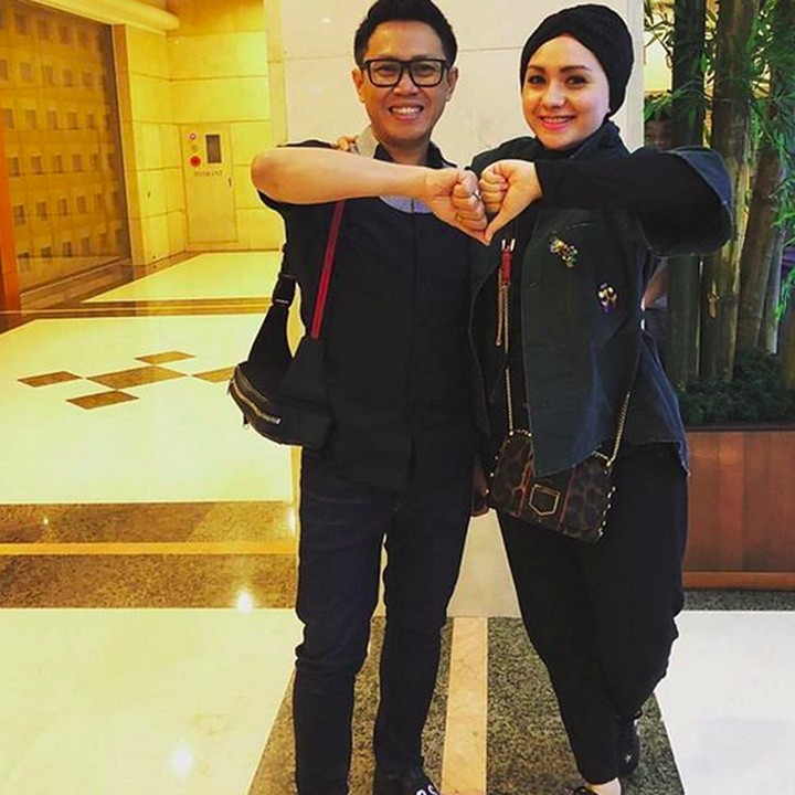 <p>Tuh lihat, Ayah Eko dan Bunda Viona kekinian banget kan? Membentuk simbol hati dengan tangan mereka lho. (Foto: Instagram/ @ekopatriosuper)  </p>