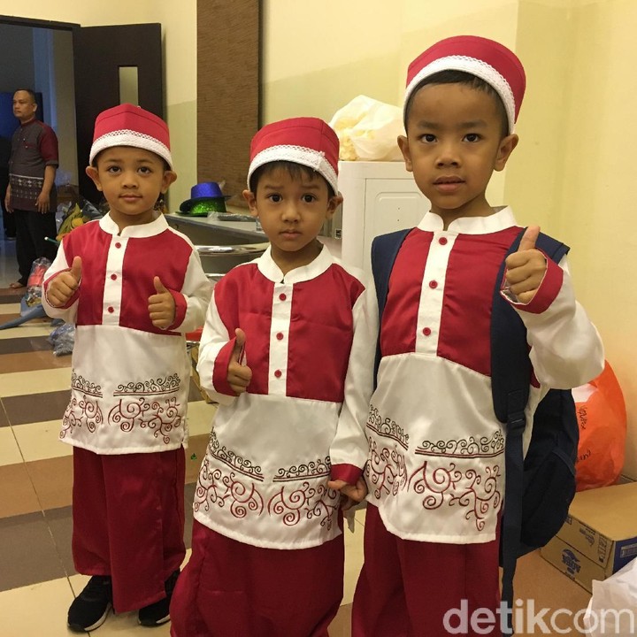 <p>Kalau yang ini kostum bapak-bapak saat pengajian. </p>