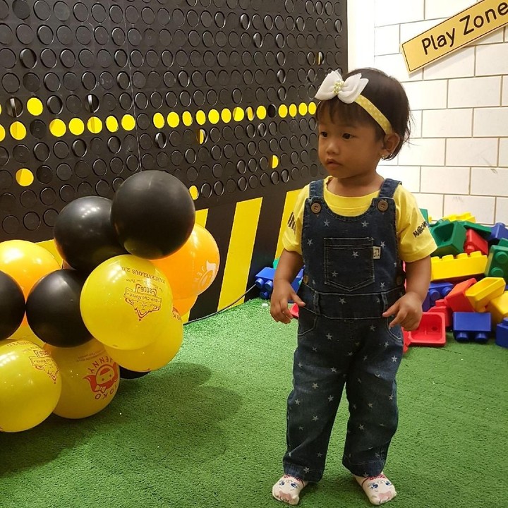 Si imut berbando pita. Lucu!