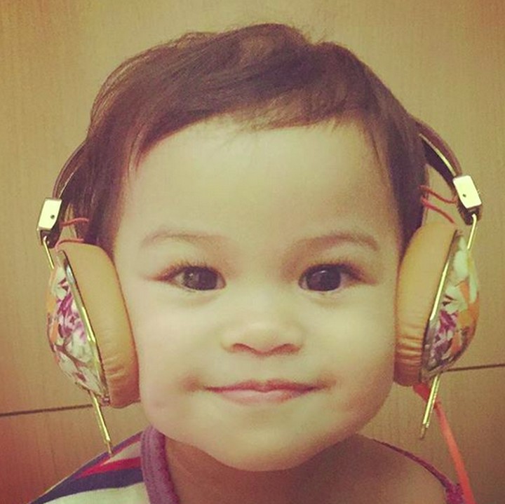 <p>Aksi si imut Ghamila saat pakai headphone bundanya. (Foto: Instagram/ @andharaearly)  </p>