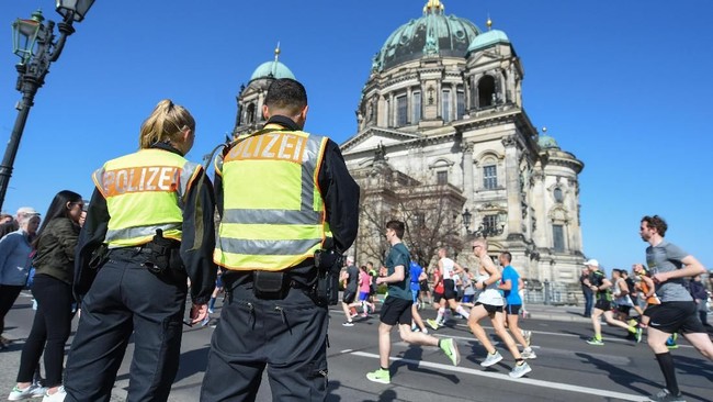 Polisi Jerman mengamankan empat pria yang berencana melakukan teror serangan pisau di tengah gelaran lomba semimaraton di Berlin hari ini.
