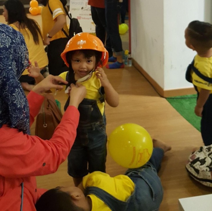 Oakai helm dulu ya, Nak, biar aman.