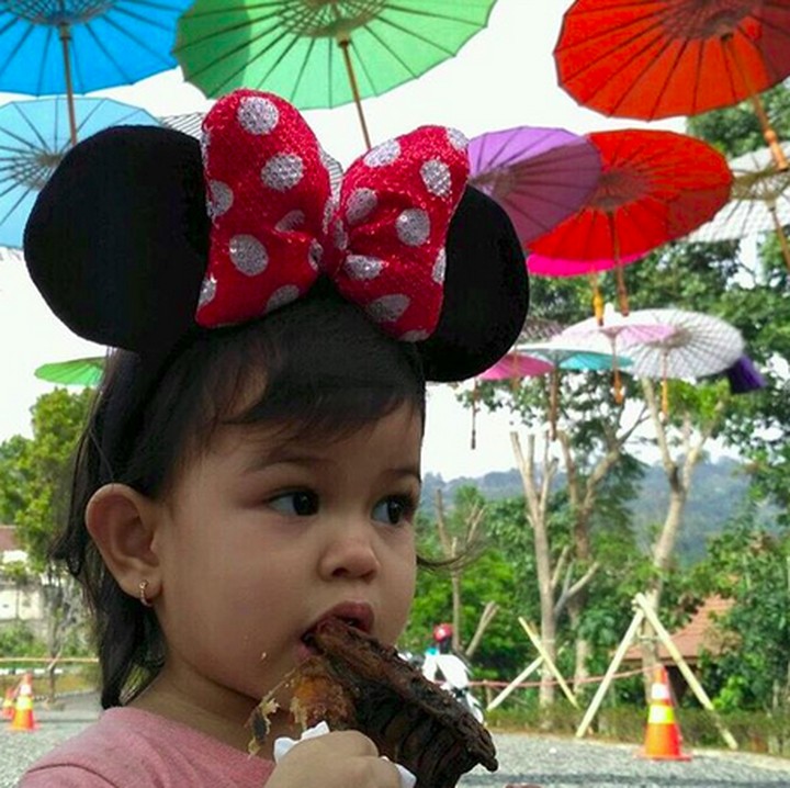 <p>Aih, ada Minnie Mouse cilik nih. Siapa yang mau kenalan? (Foto: Instagram/ @andharaearly)  </p>