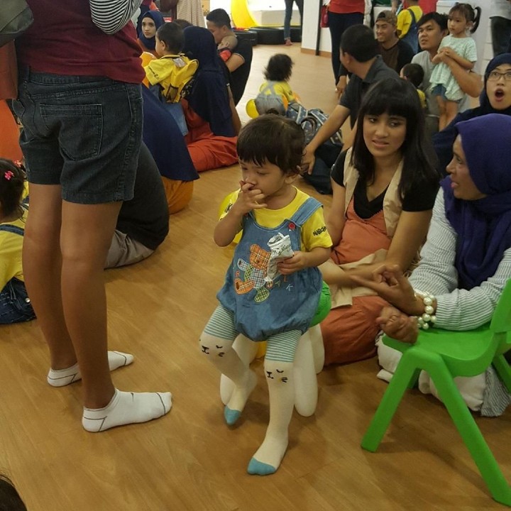 Lucu ya saat melihat anak makan seperti ini.