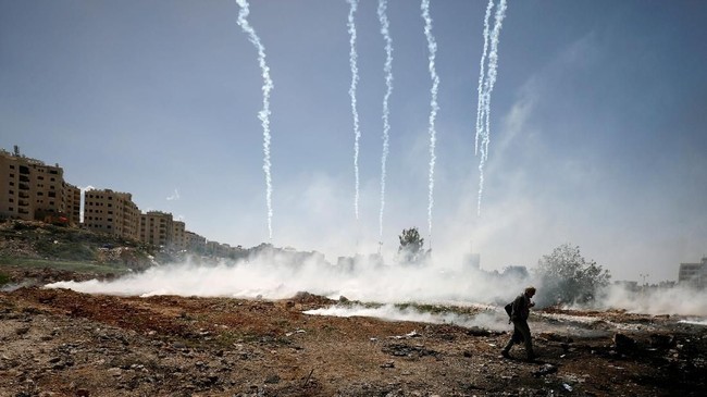 Israel mengerahkan jet tempur untuk menggempur "target militer" Hamas di Jalur Gaza pada Senin (9/4), sebagai tanggapan atas aksi penerobosan warga Palestina.