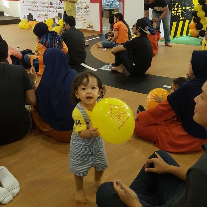 Wah, senang banget nih anak berbaju kuning ini saat main balon.