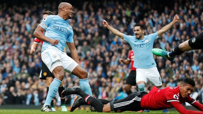 Manchester City unggul 2-0 atas Manchester United hingga akhir babak pertama pada laga krusial Liga Inggris di Stadion Etihad, Sabtu (7/4).