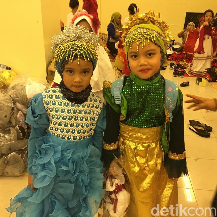 <p>Hayo tebak, dua gadis cilik ini pakai kostum apa, Bun? Mereka sedang pakai kostum untuk peran ibu lho.</p>