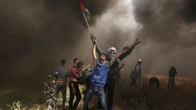 Pasukan Israel menembak mati dua pria Palestina saat sedang ikut serta dalam demonstrasi menolak pemindahan Kedubes AS dari Tel Aviv ke Yerusalem, Senin (14/5).