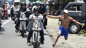 FOTO: Aksi Jokowi Naik Chopper di Pelabuhanratu