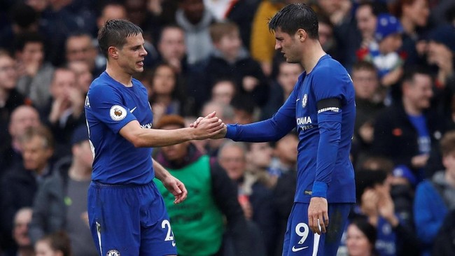 Chelsea untuk sementara unggul 1-0 atas West Ham United dalam lanjutan Liga Inggris di Stamford Bridge, London, Minggu (8/4).