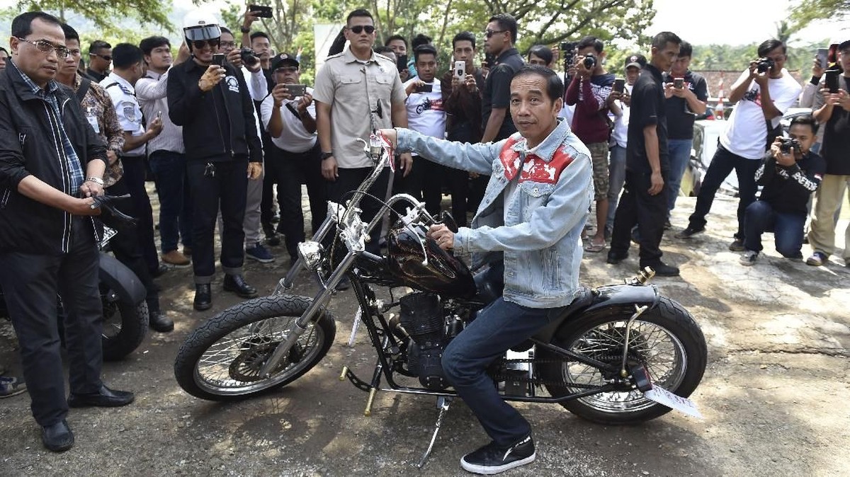 FOTO: Aksi Jokowi Naik Chopper di Pelabuhanratu