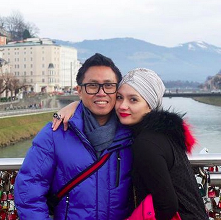 <p>Hmm, mesranya Eko dan Viona kayak masih pengantin baru aja nih. He-he-he. (Foto: Instagram/ @ekopatriosuper)  </p>