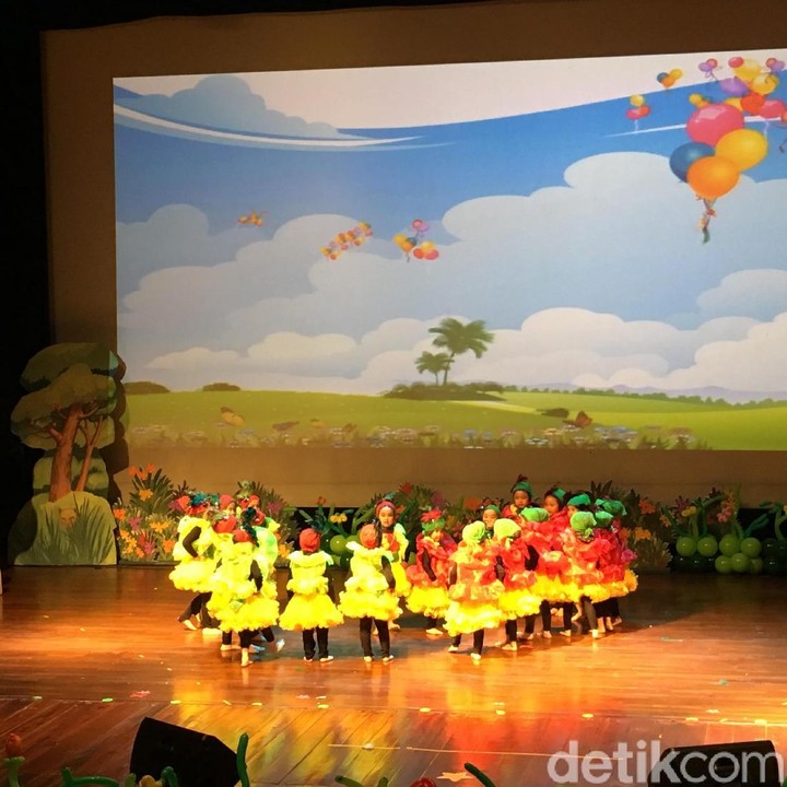 <p>Kostum bernuansa floral dipakai anak-anak ini saat menari.</p>