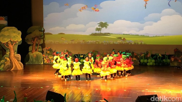 Kalau lihat penampilan anak di atas panggung, bawaannya happy deh.